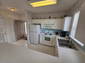Wasserkocher mit Kaffee-/Teezubehör, Kühlschrank, Mikrowelle, Ofen