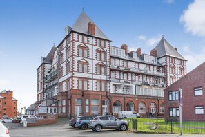 Exterior - 1 Bed in Whitby (oc-s29075) (Whitby)
