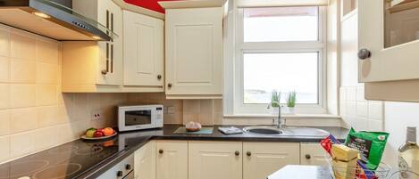 Ovn, oppvaskmaskin og kjøkkenutstyr