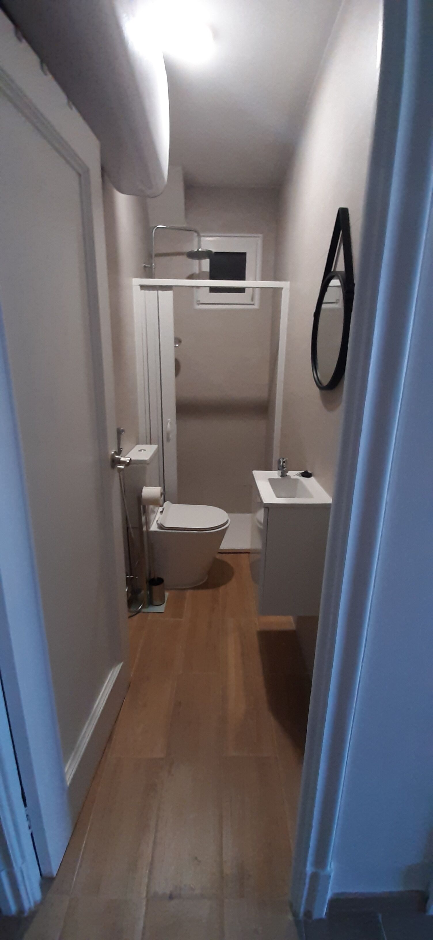 Regadera, tina de hidromasaje, secadora de cabello, bidet 