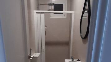 Regadera, tina de hidromasaje, secadora de cabello, bidet