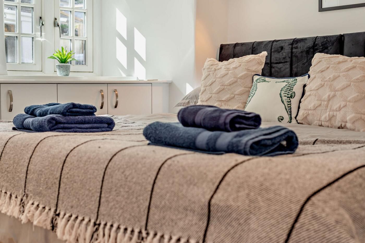 Tabla de planchar con plancha, wifi gratis y ropa de cama 