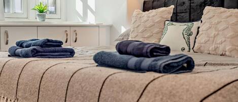 Tabla de planchar con plancha, wifi gratis y ropa de cama