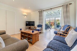 TV - 2 Bed in St. Merryn (oc-l29063) (Treyarnon Bay)