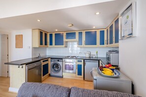 Oven, dishwasher, cookware/dishes/utensils