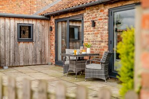 Outdoor dining - 1 Bed in Sinnington (oc-w29090) (Normanby)