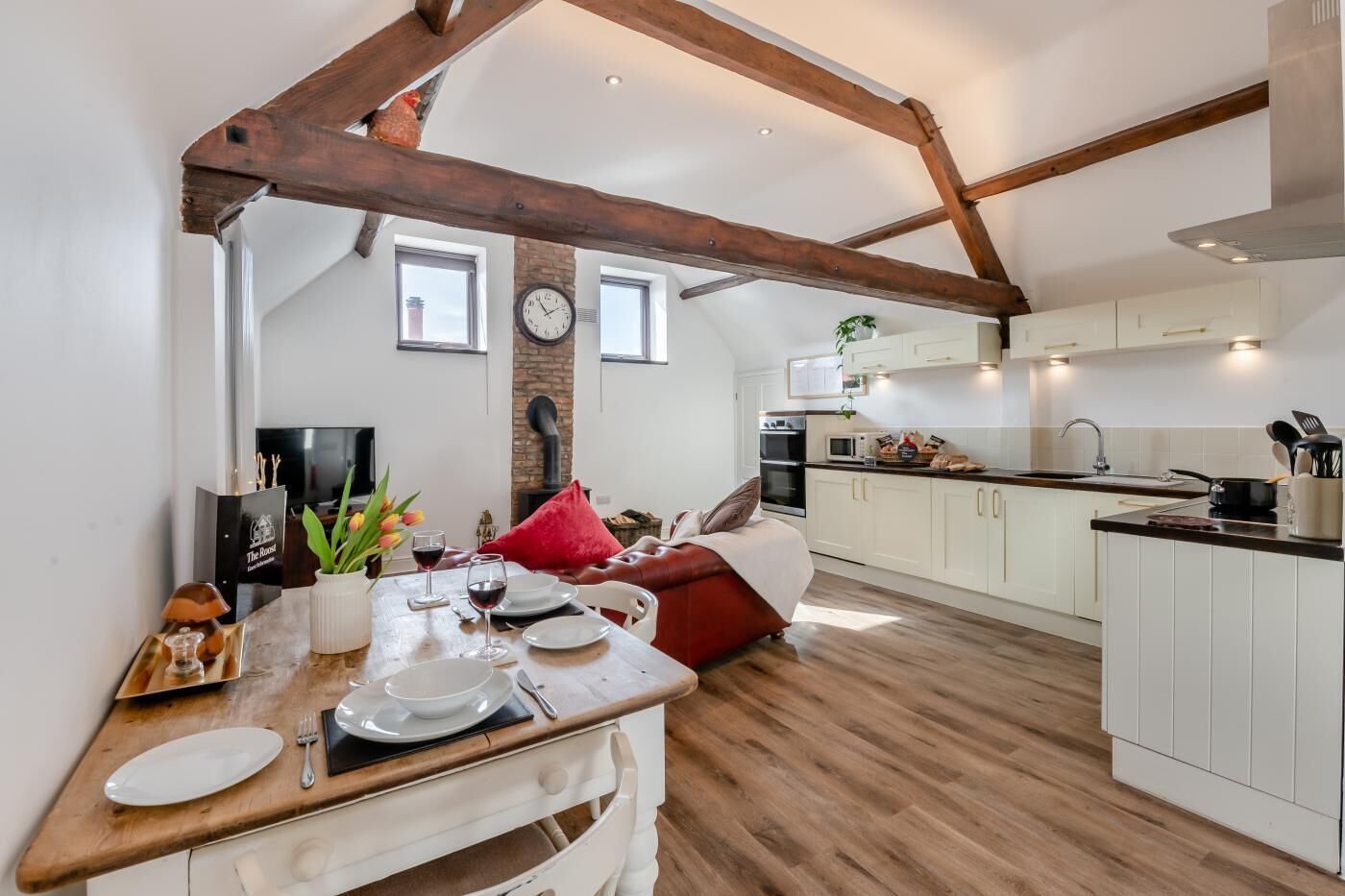 オーブン、食器洗い機、ハイチェア、調理器具と食器