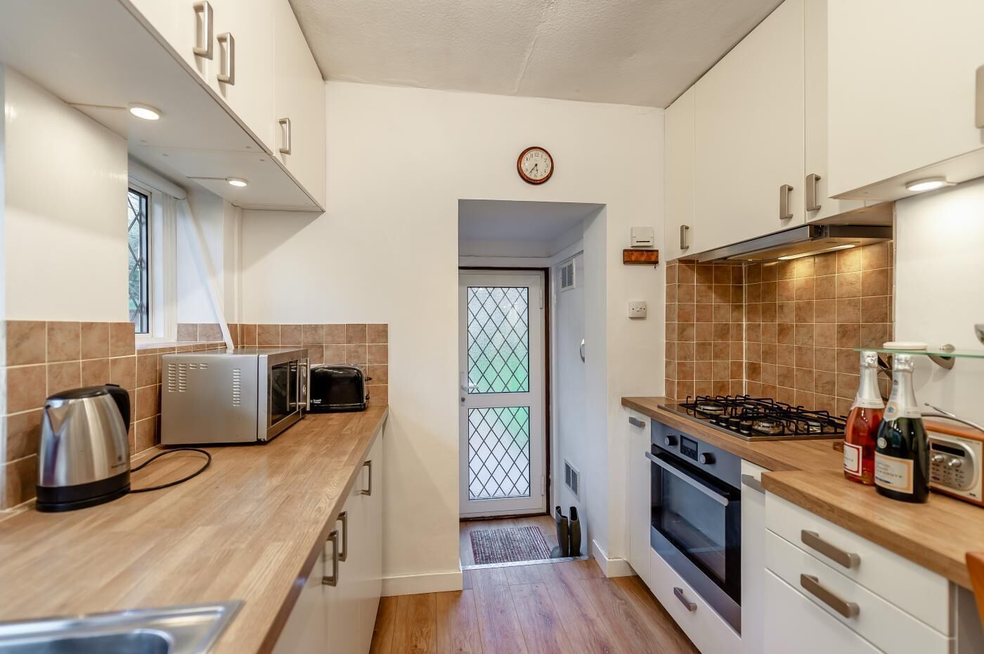 Oven, dishwasher, cookware/dishes/utensils