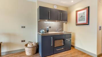 Oven, cookware/dishes/utensils