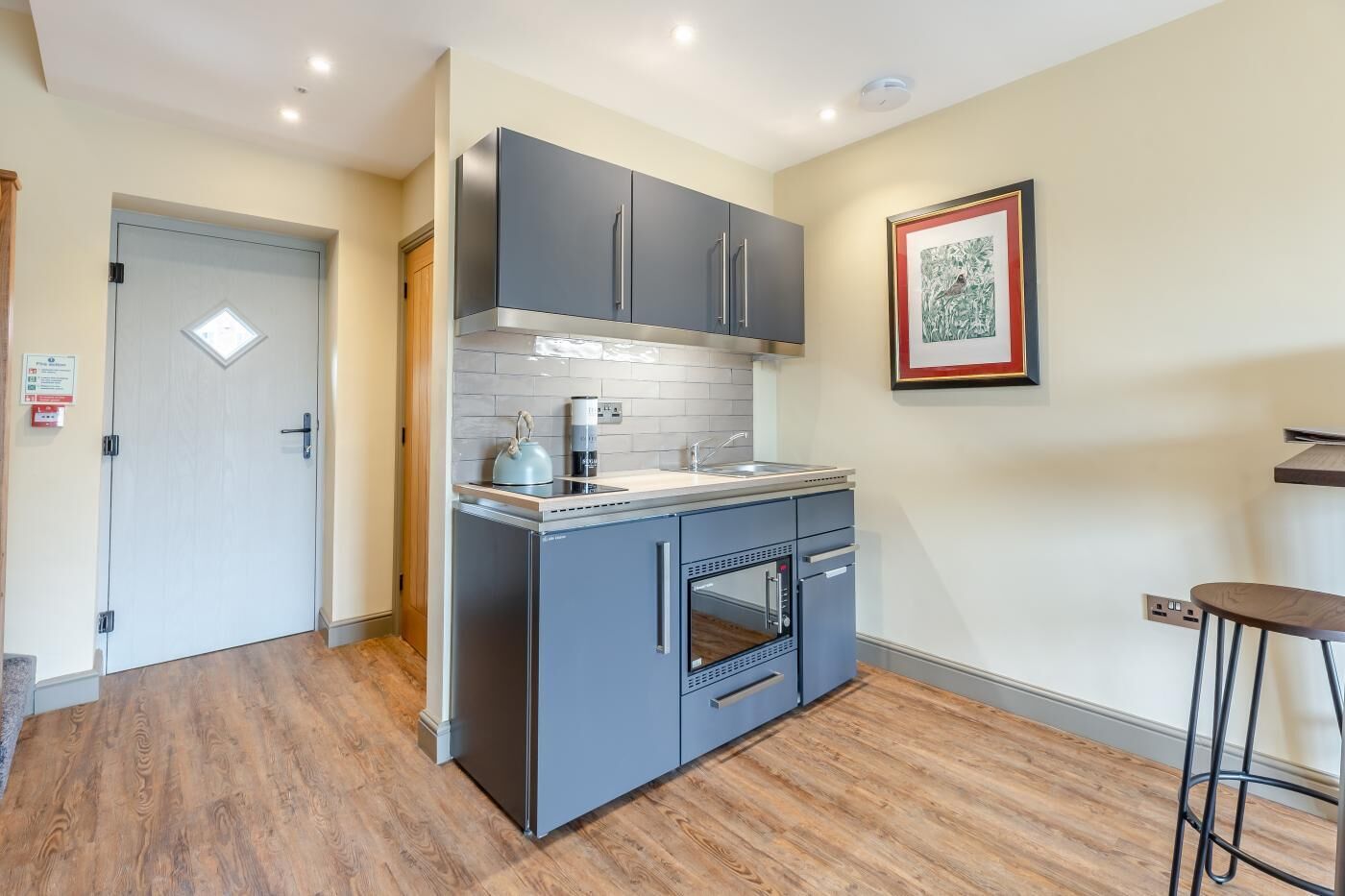 Fogão, talheres/pratos/utensílios de cozinha