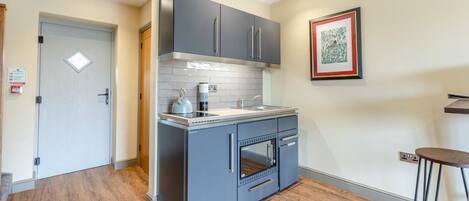 Fogão, talheres/pratos/utensílios de cozinha