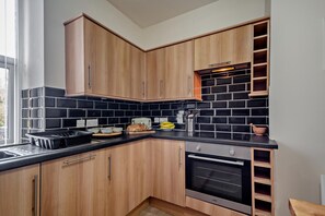 Microondas, horno, lavavajillas y trona infantil