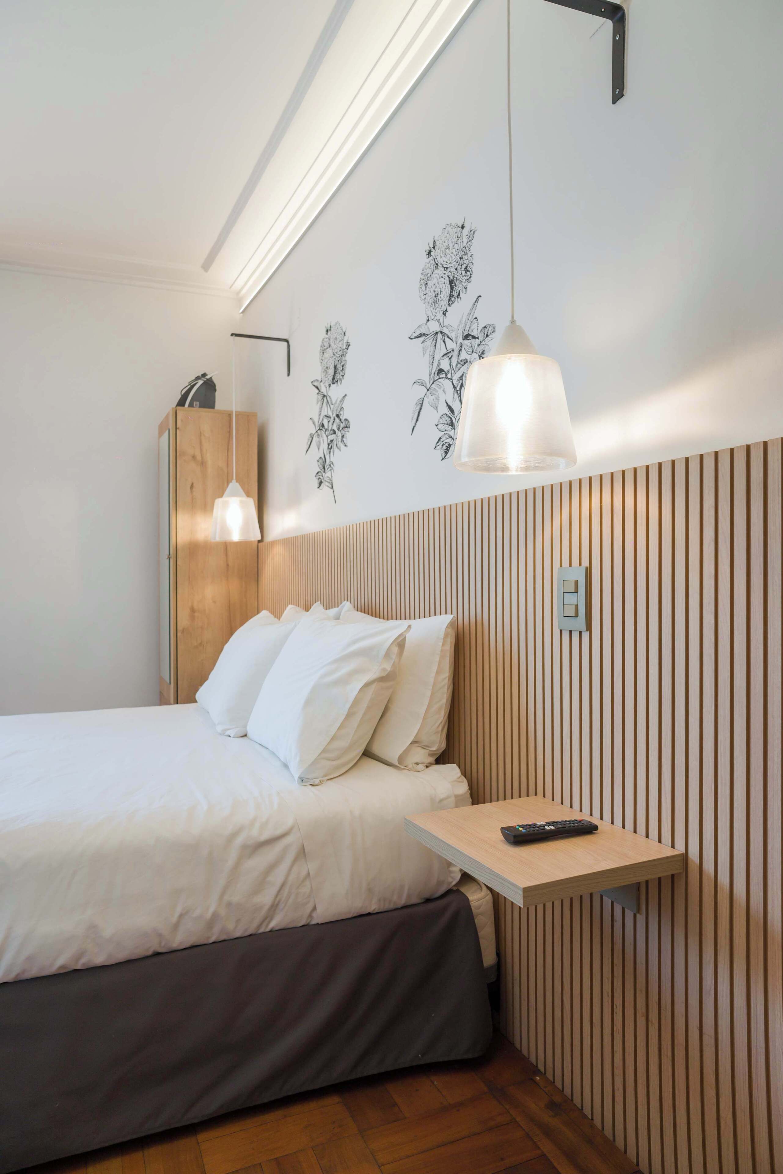 Tabla de planchar con plancha, wifi gratis y ropa de cama 