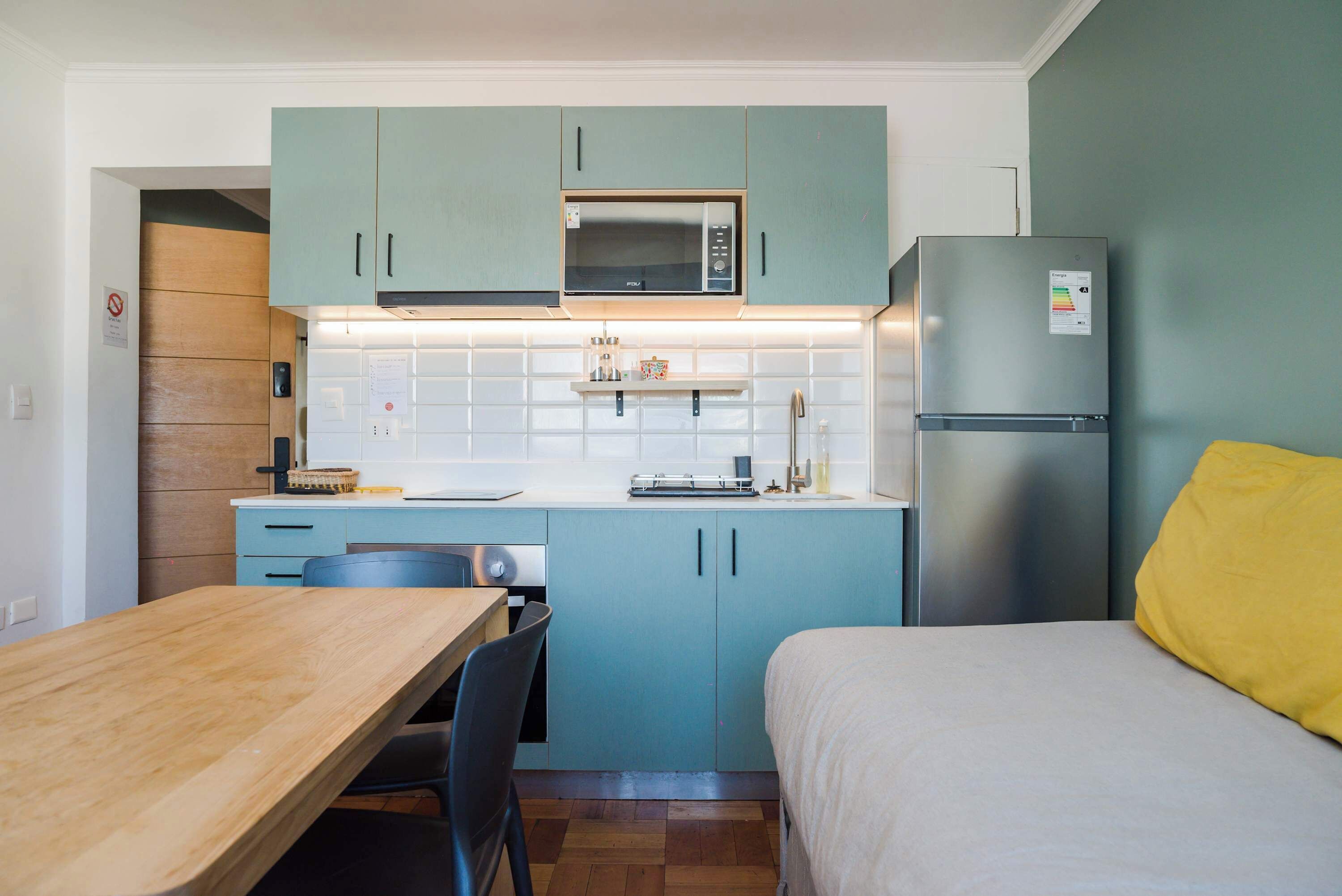 Réfrigérateur, micro-ondes, four, plaque de cuisson