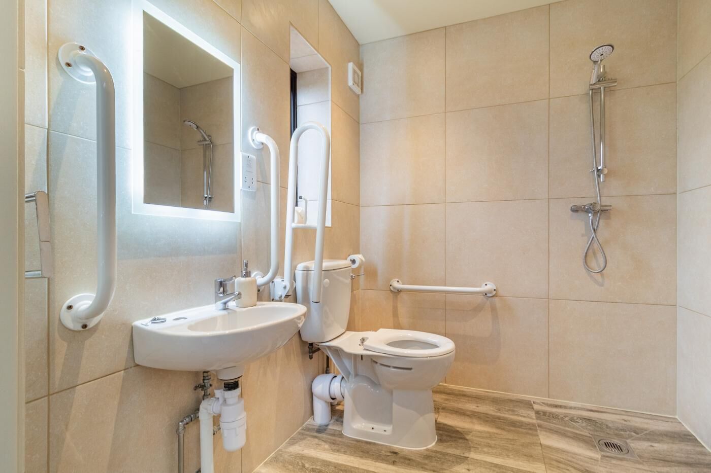 Une salle de bain moderne avec un lavabo, des toilettes et une douche.