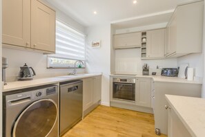 Private kitchen - 3 Bed in Acton (oc-c28929) (Acton Town)