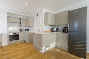 Private kitchen - 3 Bed in Acton (oc-c28929) (Acton Town)