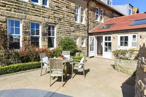 Outdoor dining - 5 Bed in Seahouses (oc-s29053) (Seahouses)