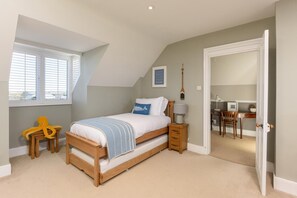 5 bedrooms, travel cot, free WiFi, bed sheets - 5 Bed in Seahouses (oc-s29053) (Seahouses)