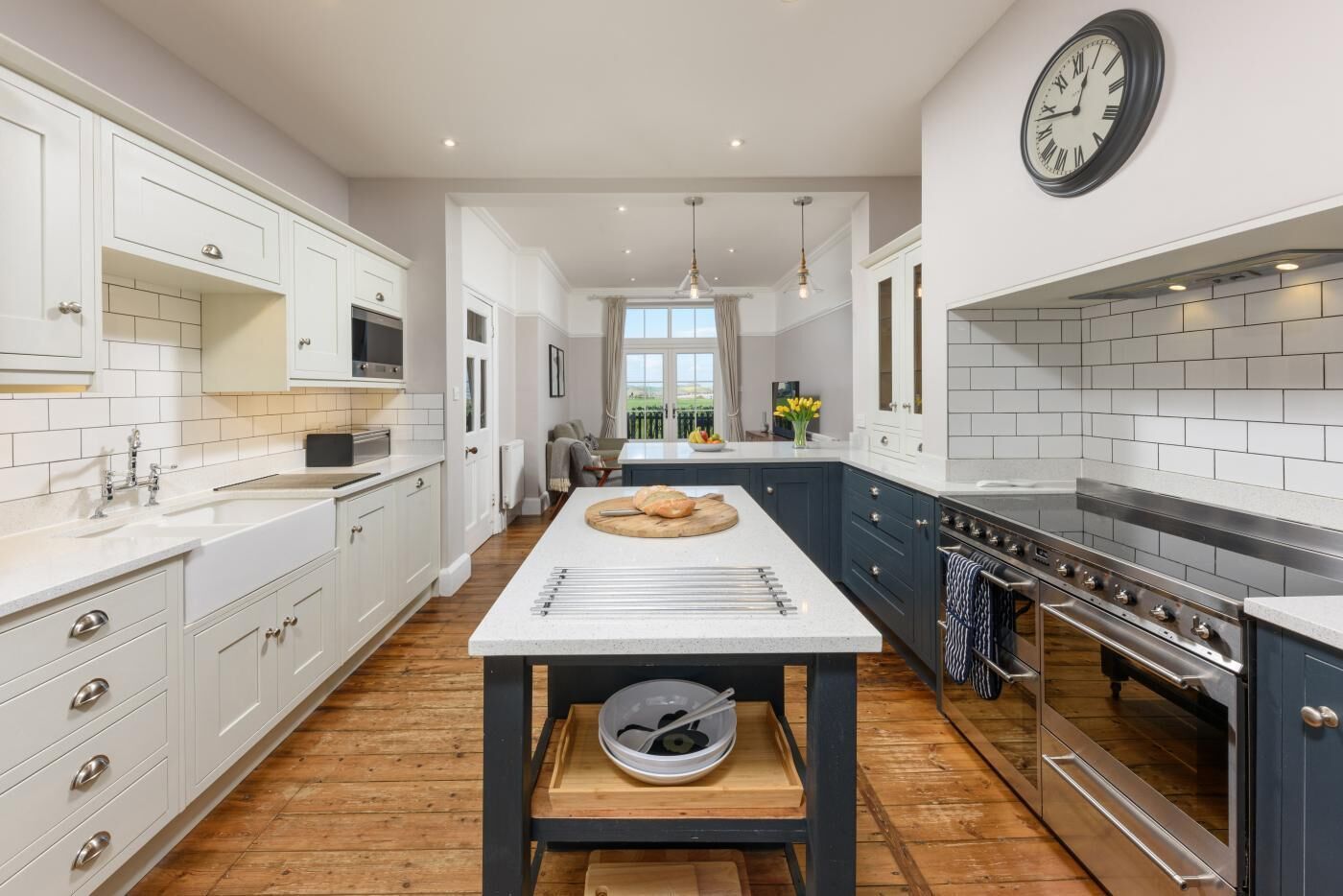 Mikrobølgeovn, ovn, opvaskemaskine, højstol