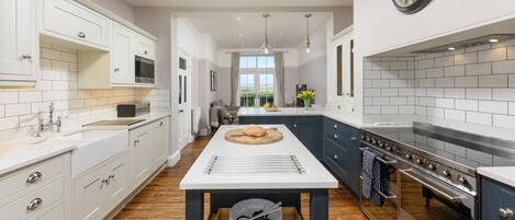 Mikrobølgeovn, ovn, opvaskemaskine, højstol