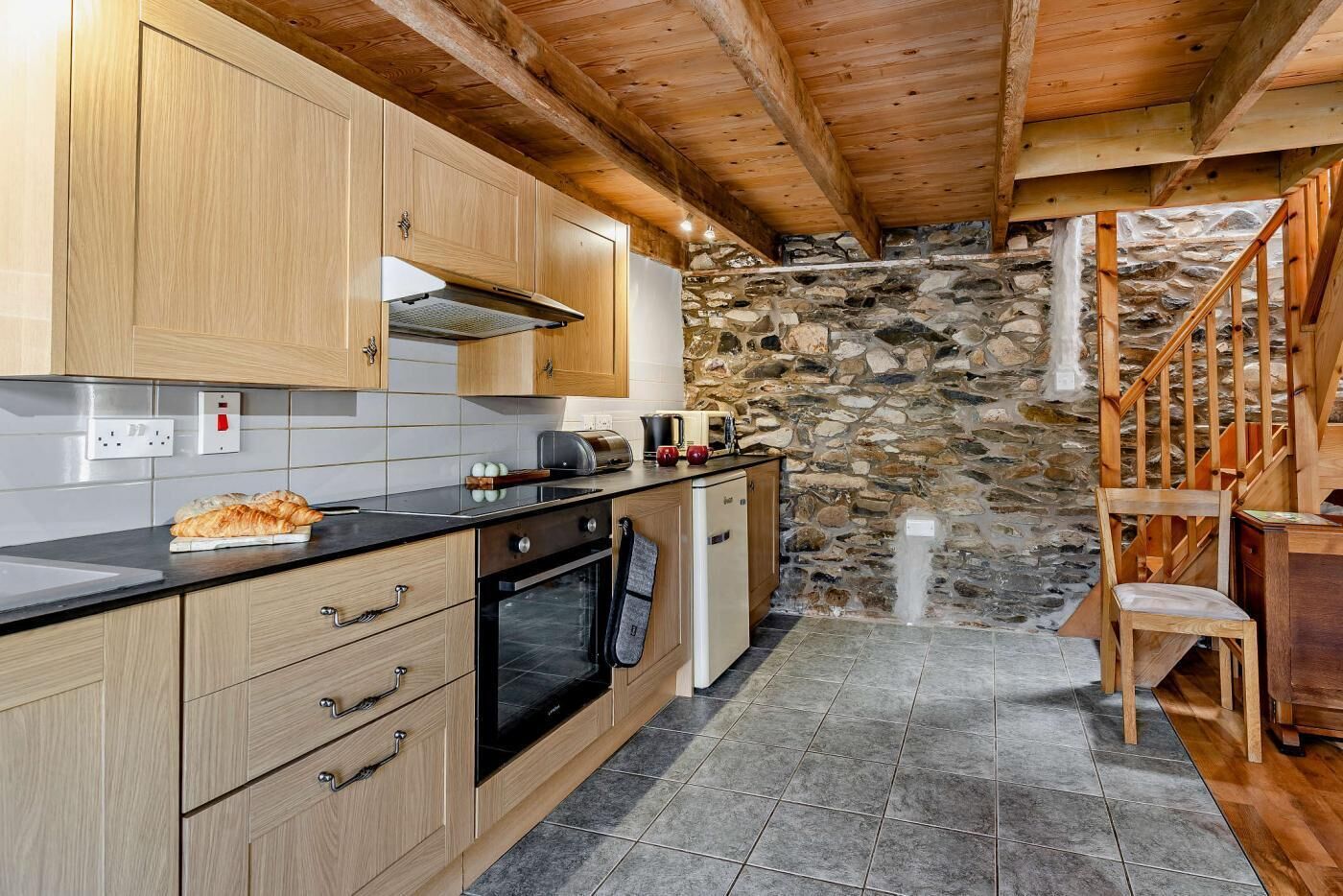 Microondas, horno, periquera y utensilios de cocina 