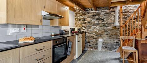 Microondas, horno, periquera y utensilios de cocina