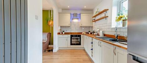 Een magnetron, een oven, een vaatwasser, een kinderstoel