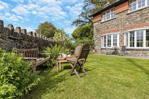 Terrace/patio - 3 Bed in Cemmaes Road (oc-h29101) (Cemmaes)