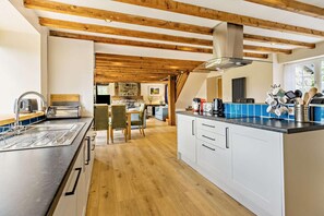 Oven, dishwasher, high chair, cookware/dishes/utensils - 3 Bed in Cemmaes Road (oc-h29101) (Cemmaes)