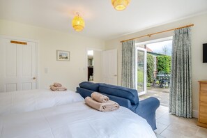 5 chambres, fer et planche à repasser, lit de bébé portatif
