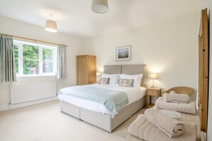 5 bedrooms, iron/ironing board, travel cot, free WiFi - 5 Bed in Whissonsett (oc-m29114) (Whissonsett)