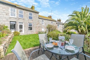 Outdoor dining - 2 Bed in Mousehole (oc-d29111) (Mousehole)