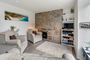 TV - 2 Bed in Mousehole (oc-d29111) (Mousehole)