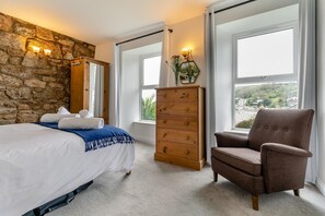 Travel cot, free WiFi, bed sheets - 2 Bed in Mousehole (oc-d29111) (Mousehole)