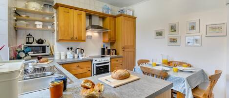 Uuni, astianpesukone, syöttötuoli, keittoastiat/astiat/ruokailuvälineet