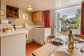 Microwave, oven, cookware/dishes/utensils - 2 Bed in Walberswick (oc-h29096) (Walberswick)