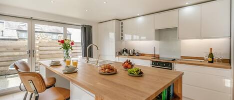 Rentaplats, trona i utensilis de cuina, vaixella i coberteria