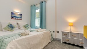 2 chambres, fer et planche à repasser, lit de bébé portatif