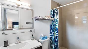 House, Multiple Beds, Non Smoking, Poolside | Bathroom