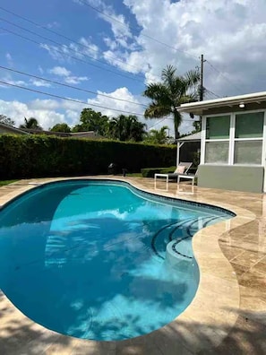 Nhà, nhiều giường, không hút thuốc, cạnh hồ bơi | Hồ bơi | Hồ bơi ngoài trời, ghế dài tắm nắng