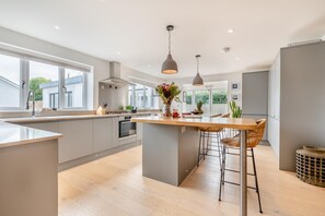 Microwave, oven, dishwasher, high chair - 4 Bed in St. Merryn (oc-t29153) (Saint Merryn)
