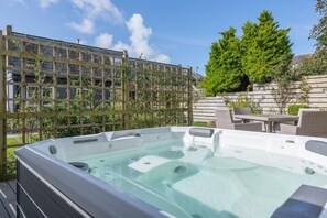 Outdoor spa tub - 3 Bed in Aberdovey (oc-n29124) (Aberdovey)