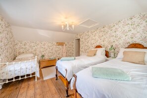 Iron/ironing board, travel cot, free WiFi, bed sheets - 3 Bed in Martinstown (oc-c29083) (Martinstown)