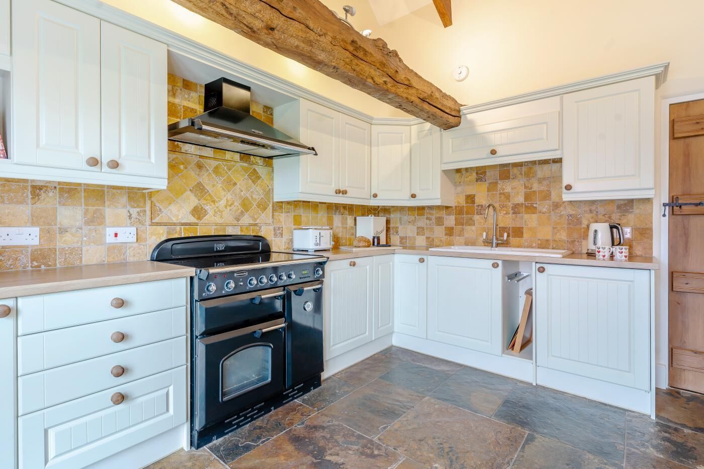 Micro-ondas, fogão, lava-louças, cadeirão de bebê