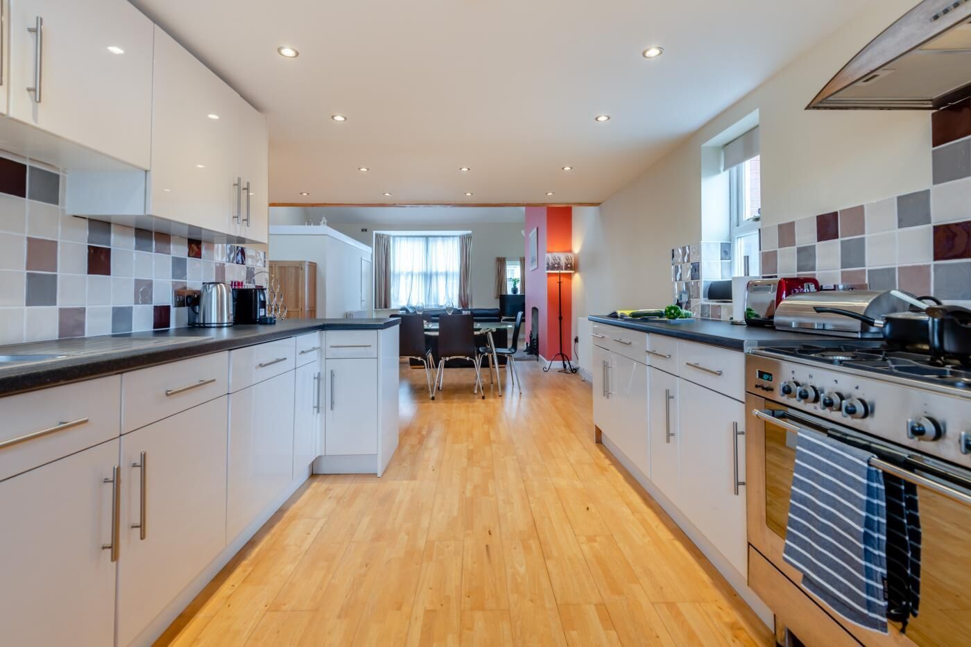 Mikrobølgeovn, ovn, oppvaskmaskin og kjøkkenutstyr