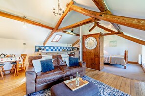 TV, fireplace - 1 Bed in Port Mulgrave (oc-c29067) (Port Mulgrave)