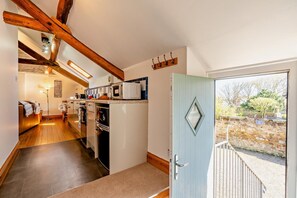 Mikrobølgeovn, ovn, høy barnestol og kjøkkenutstyr