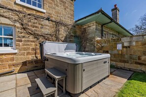 A stone building with a hot tub in the backyard. - 4 Bed in Port Mulgrave (oc-r29068) (Port Mulgrave)