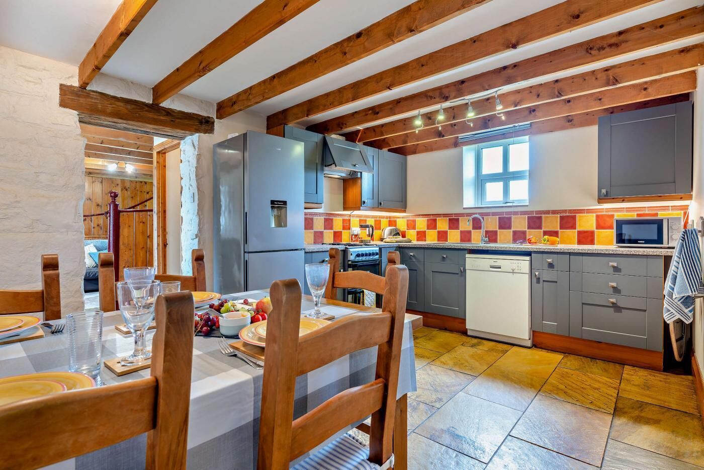 Micro-ondes, four, lave-vaisselle, chaise haute